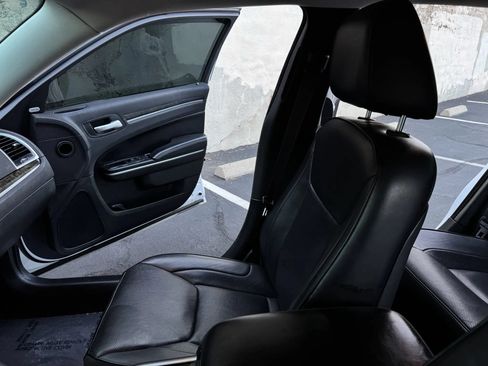 Used 2018 Chrysler 300 Limited RWD image 15
