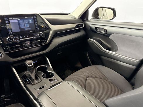 Certified 2022 Toyota Highlander LE image 27
