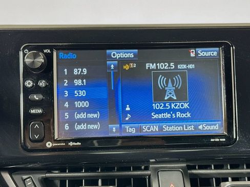 Used 2018 Toyota C-HR XLE FWD image 28