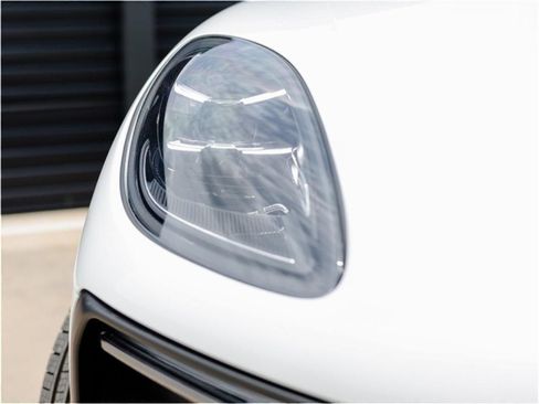 Certified 2025 Porsche Macan image 13