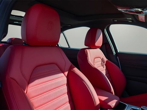 New 2025 Alfa Romeo Giulia Base image 20