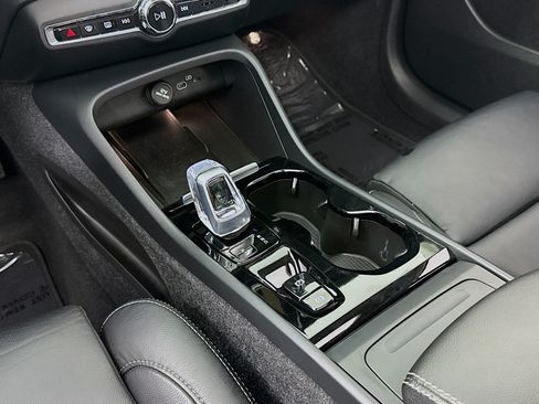 Used 2023 Volvo XC40 B5 Plus AWD/4WD image 5