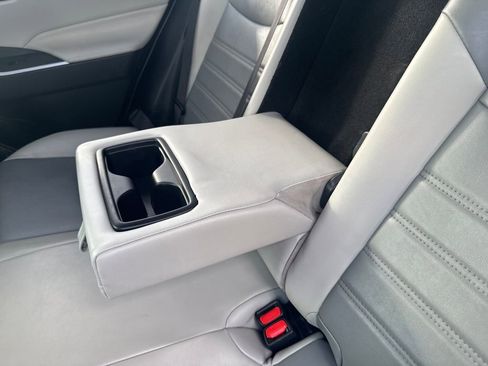 Used 2021 Toyota RAV4 XLE Premium image 33