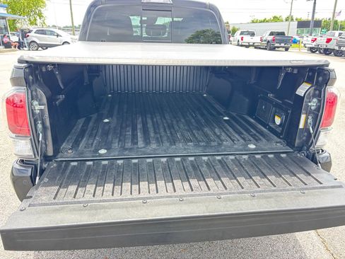 Used 2022 Toyota Tacoma Limited AWD/4WD image 11