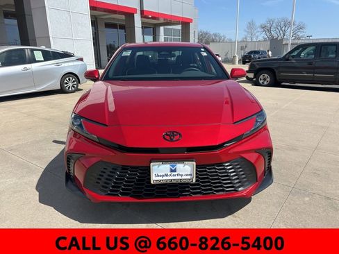 Used 2025 Toyota Camry SE image 3