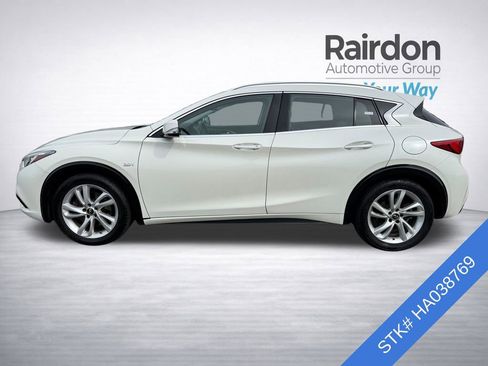 Used 2017 INFINITI QX30 Premium image 4