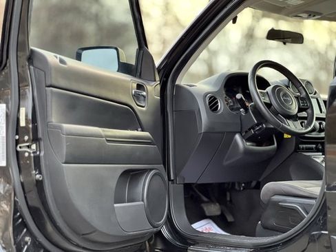 Used 2014 Jeep Patriot Latitude w/ Sun/Sound Group image 9