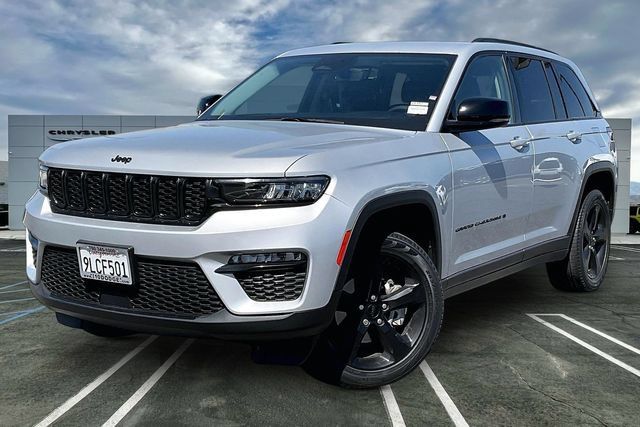 Used 2023 Jeep Grand Cherokee Limited w/ Black Appearance Package AWD/4WD image 1