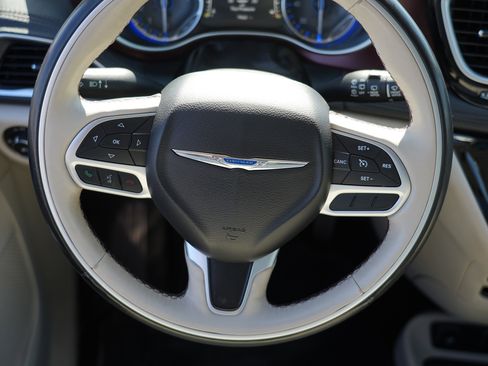 Used 2017 Chrysler Pacifica Limited FWD image 23