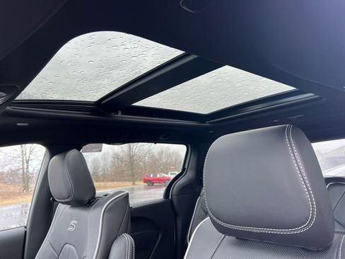 New 2026 Chrysler Pacifica Limited w/ Uconnect Theater Family Group AWD/4WD image 9