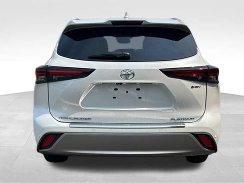 Certified 2025 Toyota Highlander Platinum AWD/4WD image 4