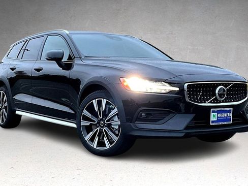 New 2026 Volvo V60 B5 Cross Country Ultra w/ Climate Package AWD/4WD image 2