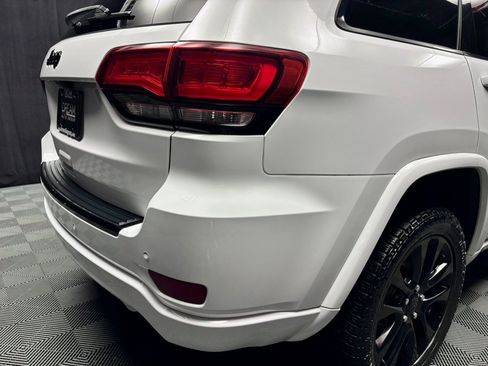 Used 2017 Jeep Grand Cherokee Altitude AWD/4WD image 13
