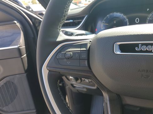 New 2025 Jeep Grand Cherokee Limited w/ Black Appearance Package image 13