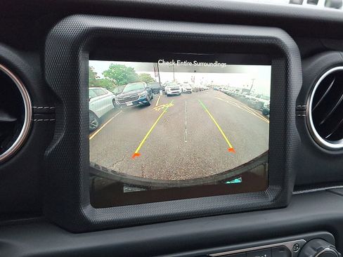 Used 2022 Jeep Wrangler Unlimited Sahara w/ Cold Weather Group image 17