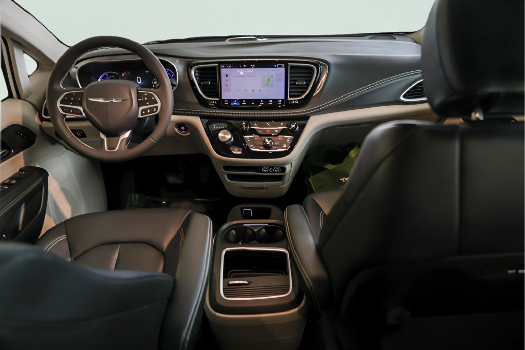 Used 2024 Chrysler Pacifica Limited FWD image 26