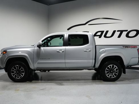 Used 2022 Toyota Tacoma TRD Sport w/ Technology Package image 5