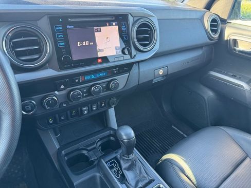 Used 2019 Toyota Tacoma TRD Sport AWD/4WD image 10
