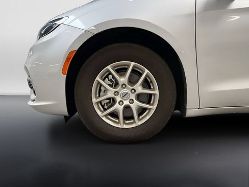 Used 2024 Chrysler Pacifica Touring-L FWD image 31