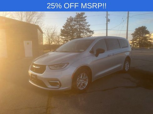 New 2026 Chrysler Pacifica Select image 6