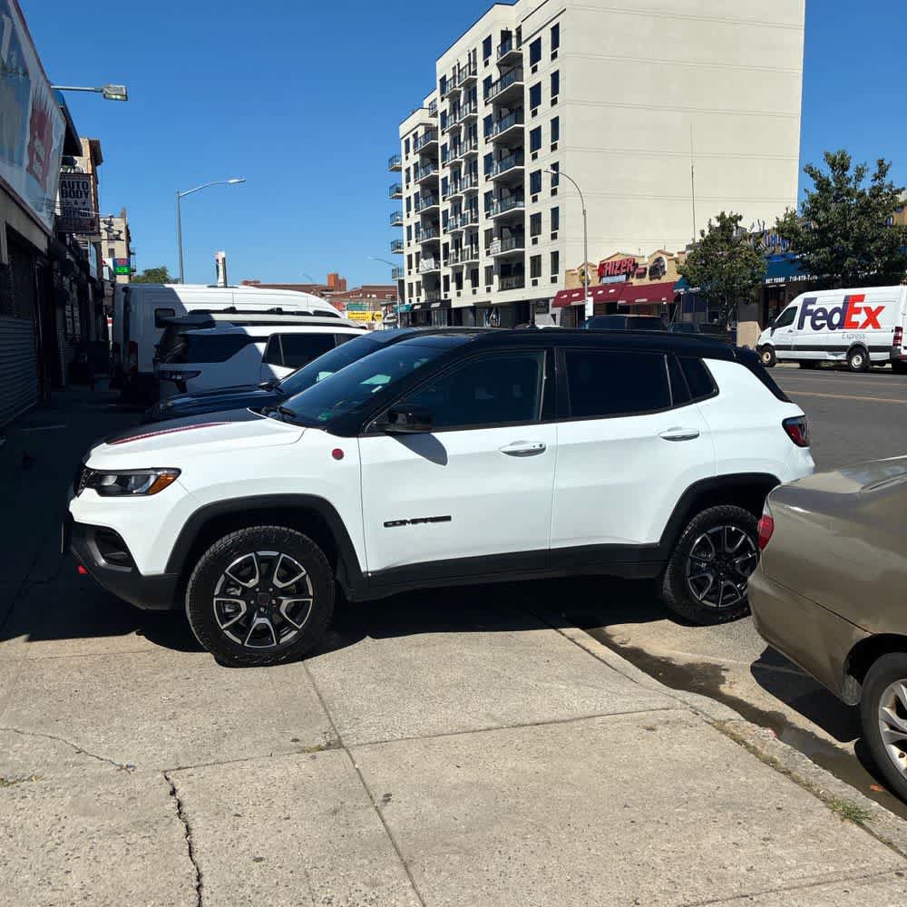 Used 2026 Jeep Compass Trailhawk AWD/4WD image 2