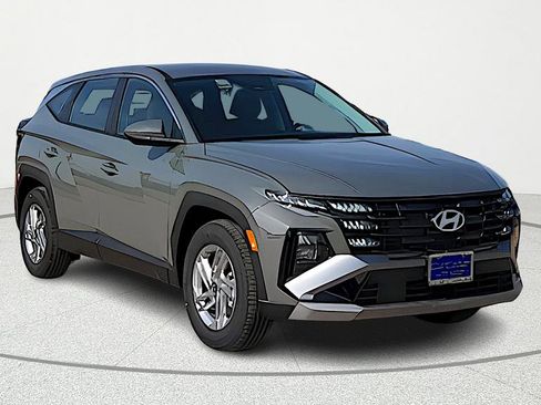 Certified 2025 Hyundai Tucson SE image 1