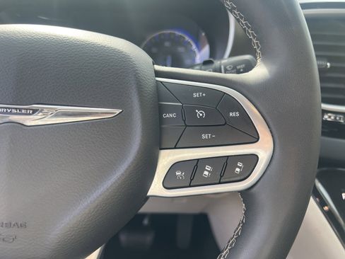 Used 2023 Chrysler Pacifica Touring-L image 20