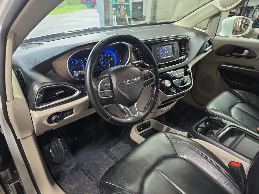 Used 2017 Chrysler Pacifica Touring-L w/ Tire & Wheel Group FWD image 18