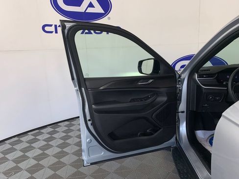 Used 2023 Jeep Grand Cherokee L Laredo AWD/4WD image 13