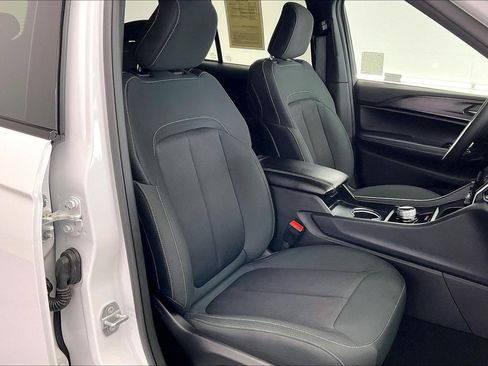 Used 2025 Jeep Grand Cherokee Laredo AWD/4WD image 6