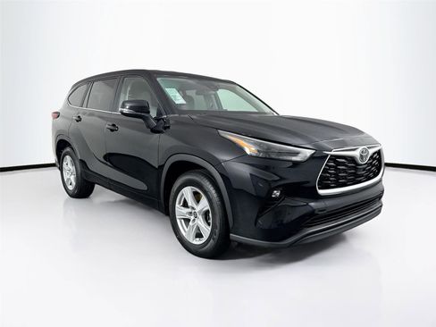 Used 2023 Toyota Highlander LE FWD image 9