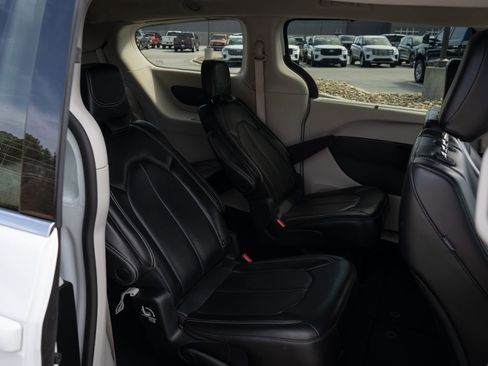 Used 2023 Chrysler Pacifica Touring-L image 21