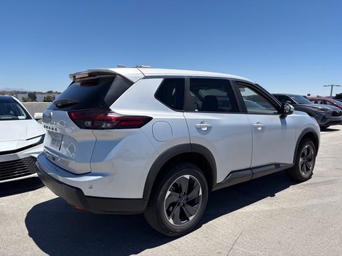 Used 2025 Nissan Rogue SV FWD image 2