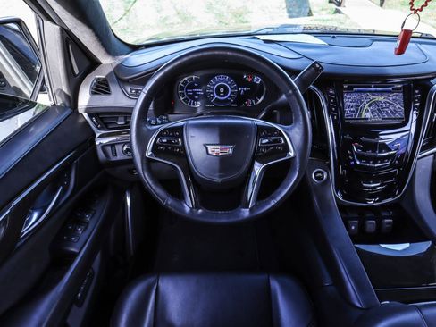 Used 2017 Cadillac Escalade Platinum image 28