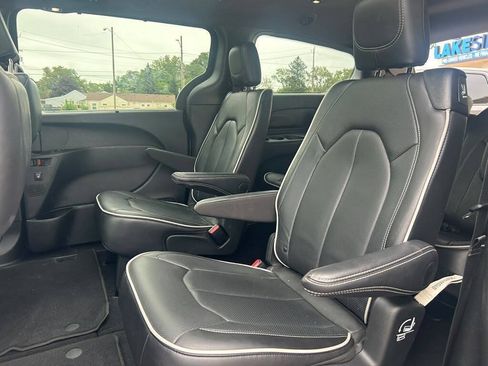 Used 2026 Chrysler Pacifica Limited FWD image 16