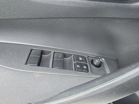 Used 2020 Toyota Corolla LE image 25