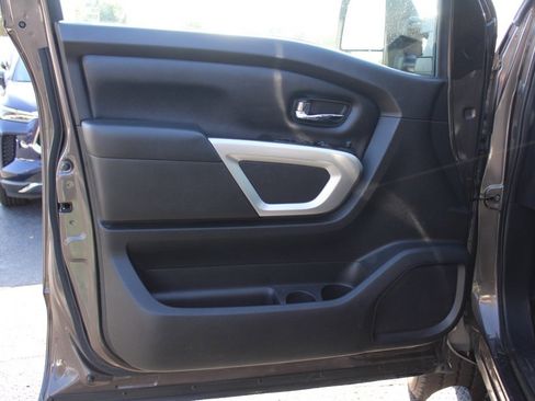 Used 2019 Nissan Titan SV w/ SV Convenience Package image 19