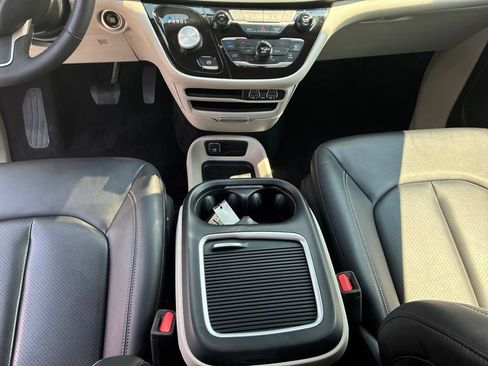 Used 2024 Chrysler Pacifica Touring-L FWD image 15