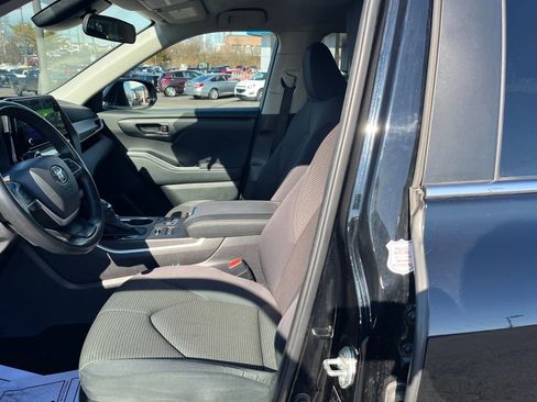 Used 2024 Toyota Highlander LE image 19