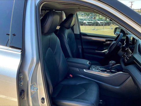 Used 2021 Toyota Highlander Limited image 13