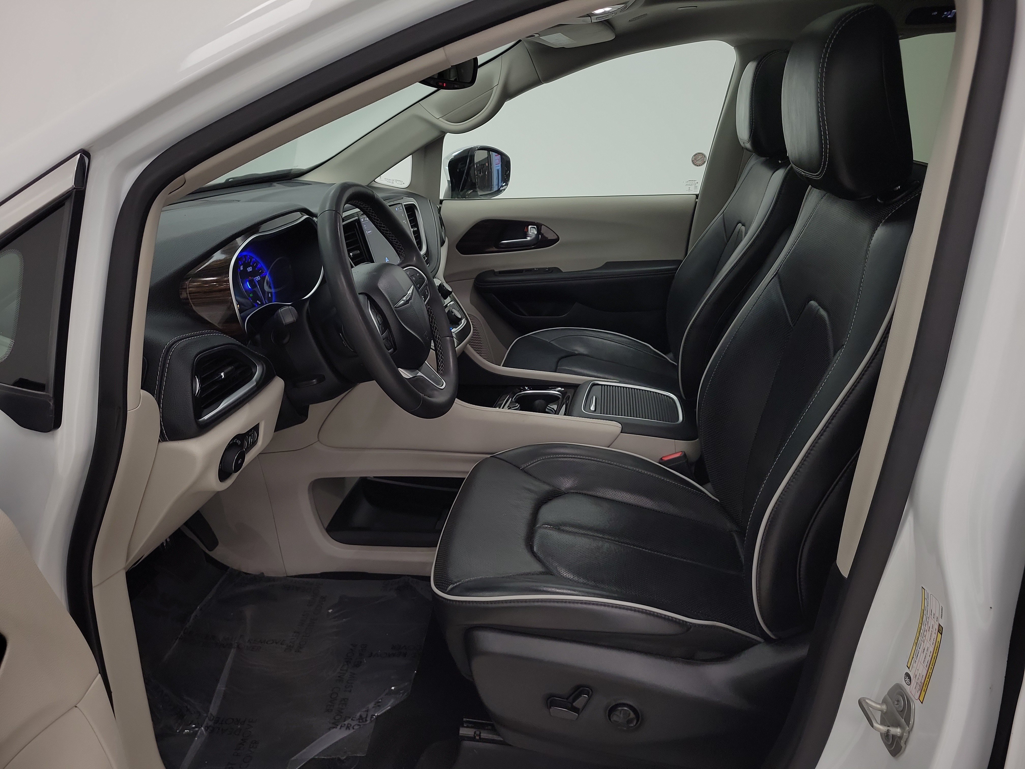 Used 2023 Chrysler Pacifica Limited FWD image 9