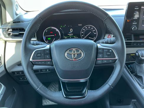 Used 2023 Toyota Sienna Limited image 9