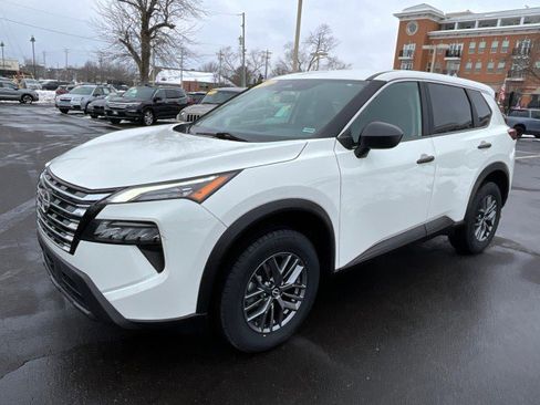 Used 2024 Nissan Rogue S image 3