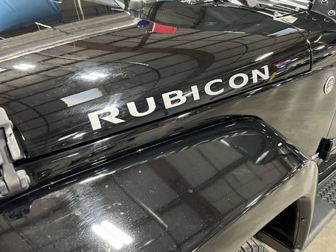 Used 2015 Jeep Wrangler Unlimited Rubicon w/ Connectivity Group image 9