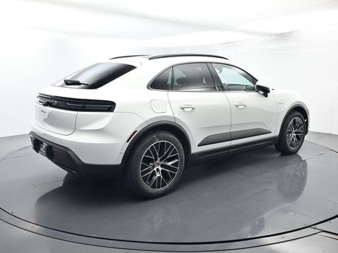 Certified 2025 Porsche Macan Electric image 15