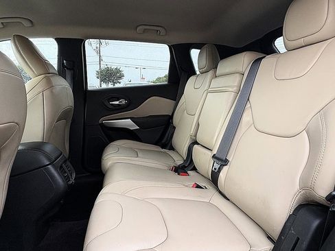 Used 2017 Jeep Cherokee Limited FWD image 9
