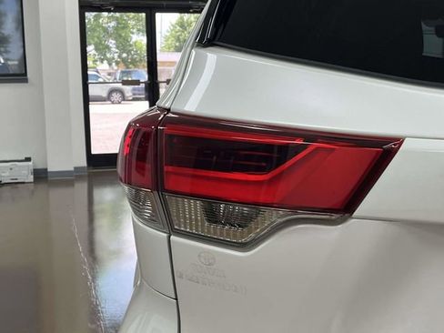 Used 2018 Toyota Highlander Limited AWD/4WD image 11