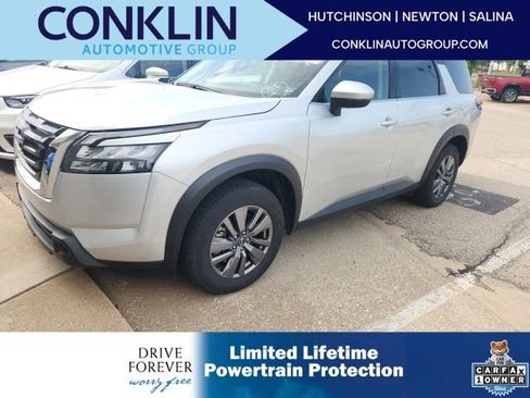 Used 2025 Nissan Pathfinder SV image 1