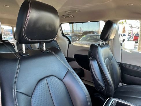 Used 2024 Chrysler Pacifica Touring-L FWD image 14