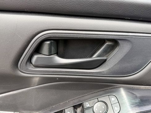 Used 2024 Nissan Rogue S AWD/4WD image 17